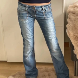 Lågmidjade jeans  - Superfina lågmidjade jeans från Only!          Midjemått tvärsöver: 39 cm.                    Inrebenslängd: 76cm.                                               Tjejen på bilden är 158cm för referens💕