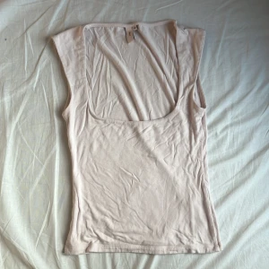 Ljusrosa ärmlös topp från Nelly XS - Supersöt ljusrosa ärmlös topp från Nelly i storlek XS. Toppen har en djup, fyrkantig urringning men när jag har haft den har jag valt att ha den på fel sida så att det blir öppet i ryggen, toppen är figurnära med stretchigt bomullsmaterial. Perfekt att styla med jeans eller kjol för en clean och enkel look. Nypris 173 kr, pris kan diskuteras!!