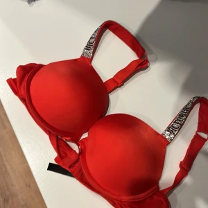 Röd Victoria secret bh med strassband - Några diamanter borta 
