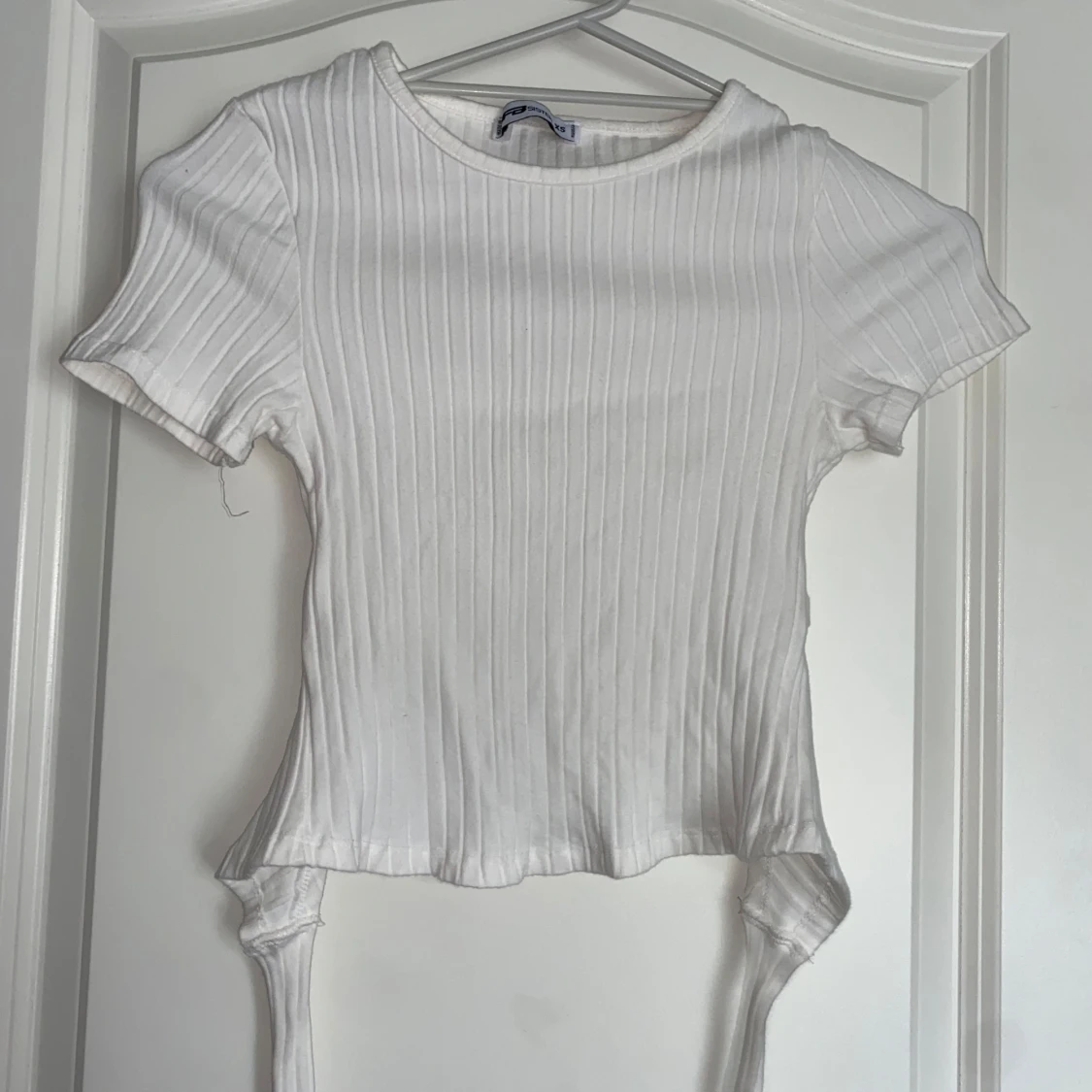 Vit ribbad topp med knytning - 1