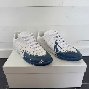 Maison margiela (40-41) - Säljer dessa HELT NYA Maison margiela skor i storlek 40 (passar 41) för endast 3599! Riktig snygga med en unik look. Skriv vid minsta fundering🤝