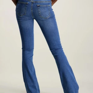 Blå bootcut jeans med hög midja - Snygga blå jeans med bootcut-modell, jeansen är från Grunt och i modellen:TEXAS LOW FLARE BLUE                              Jeansen är knappt använda då de inte passar💙 skriv för fler bilder🤗