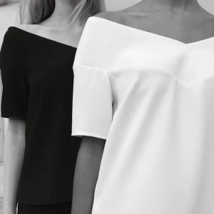 Vit offshoulder topp från stylein  - SÄLJER BÅDE DEN VITA OCH SVARTA. Vit topp från Stylein med bred v-ringad offshoulder-ringning och korta ärmar. Jätte snygg som tyvärr inte säljs längre. Nypris 1600, mitt pris 499 kan diskuteras vid smidig affär😍