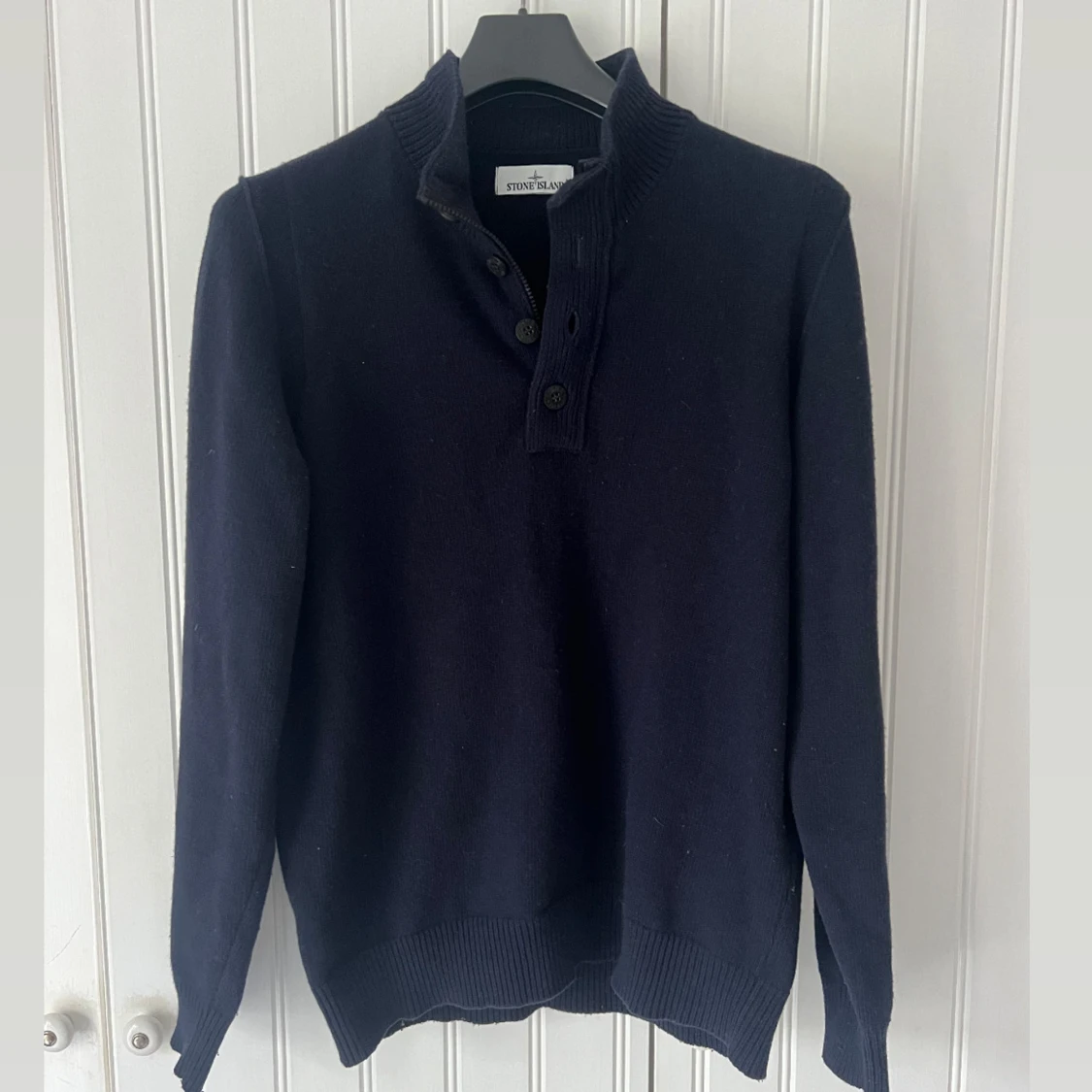 Mörkblå Stone Island stickad tröja