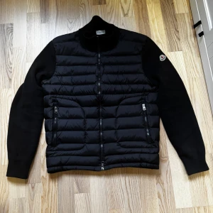 Svart Moncler Cardigan Jacka  - Jag säljer min svart Moncler cardigan jacka då den har börjat bli för liten för mig. Har använt den några gånger men den är fortfarande i jätte bra skick. 