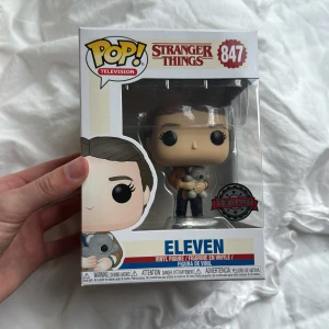 Stranger Things: Eleven (Funko Pop! #847) - Samlarfigur från Stranger Things – Eleven med gosedjur! Perfekt för fans av serien och dig som älskar coola popkulturprylar. Special Edition, snygg att ha i hyllan eller ge bort till någon som gillar Netflix och retrovibbar. Pris kan diskuteras! 