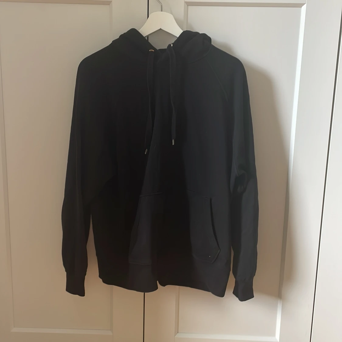 Svart hoodie med huva och ficka