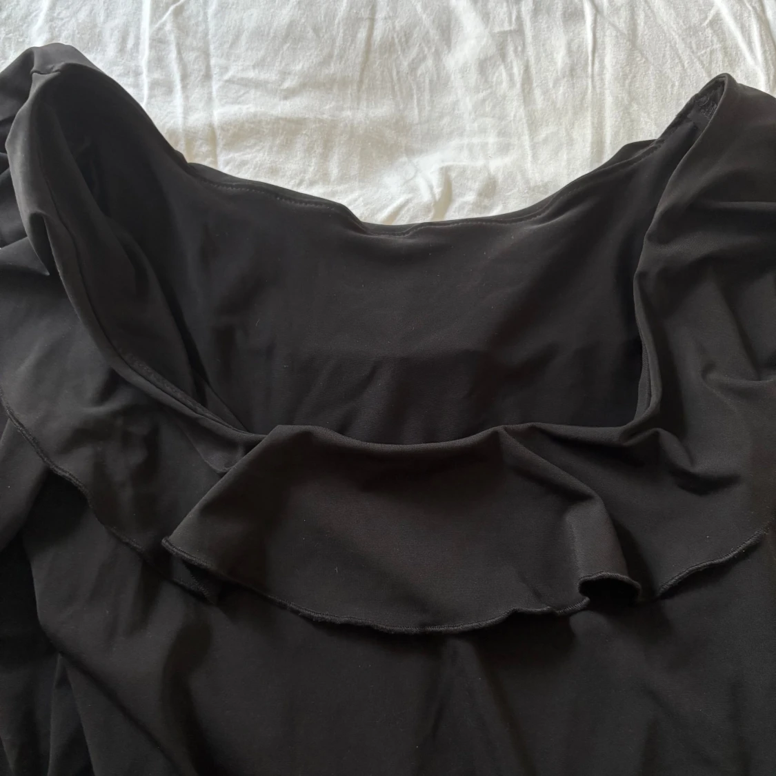 Svart offshoulder volangblus NA-KD - 1