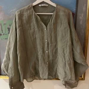 Grön linneskjorta från Zara - Grön skjorta/blus från Zara!