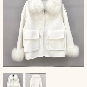 Vit päls jacka!! - Vit päls jacka från ssshop, bra och fin kvalite!!🫶🏻 Har en söndrig knapp på sidan, men inget som syns då kragen är över.  Nypris 3900kr