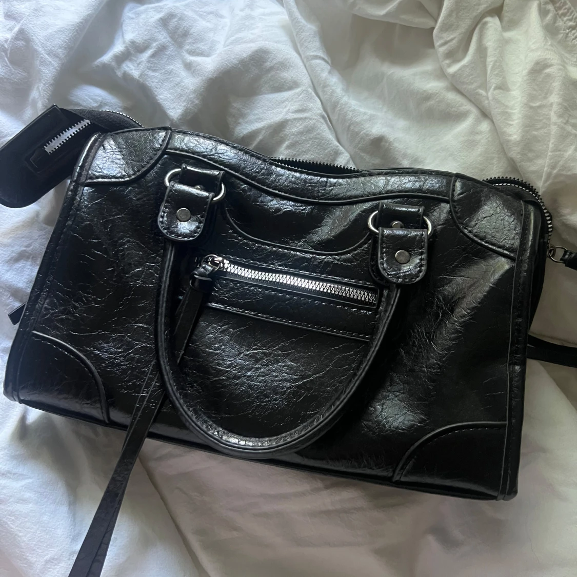 Svart handväska i skinn med dragkedja