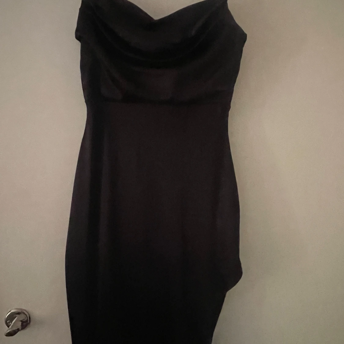 Svart långklänning med draperad urringning - 1