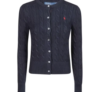 Ralph lauren kofta - en snygg mörk blå cardigan från Ralph lauren! super snygg och om ni vill ha bilder hur den sitter på får ni skriva privat bara 💕helt nytt skick använd 1 gång