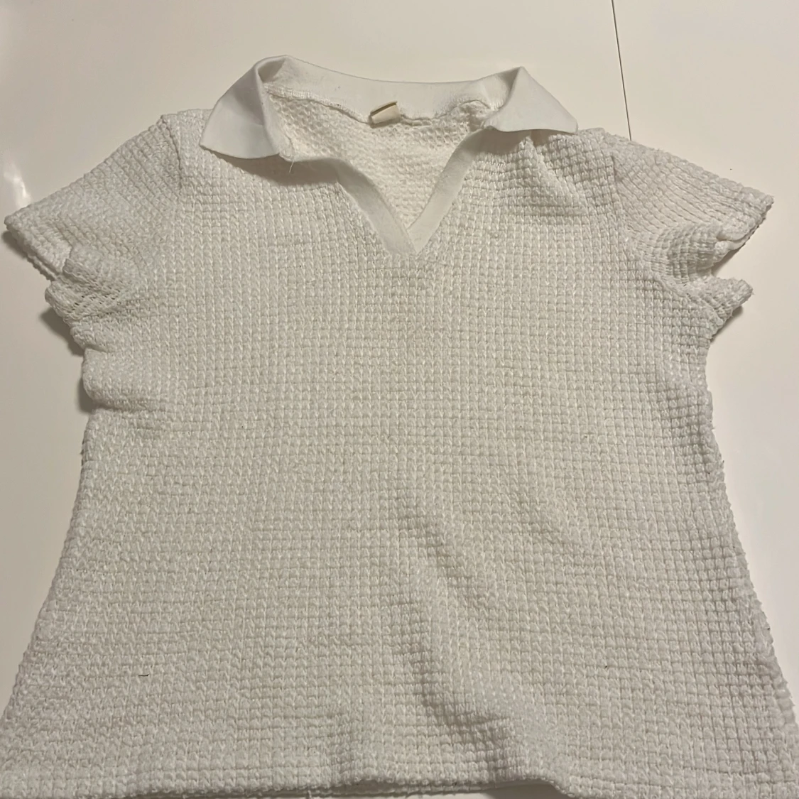 Vit pikétröja i stickad bomull