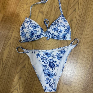 Bikini blå vit  - Bikini set i stl S som är i väldigt bra skicks säljs för 150 kr. 