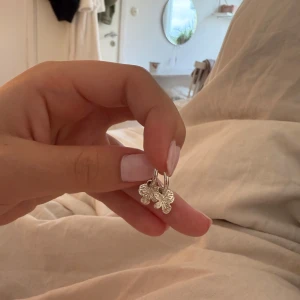 Silver örhängen från pilgrim - Säljer då jag ska byta till guldsmycken, jätte fina som nya. Skriv vid frågor