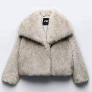 Beige pälsjacka från Zara - Säljer en fluffig och trendig beige pälsjacka från Zara. Jackan har oversized krage, lång ärm och är tillverkad i mjukt fuskpälsmaterial. Passar till alla dina favoritoutfits! Är i storlek S och är i nyskick använd 1 gång tidigare. Säljer då jag inte hittar tillfällen att använda den.