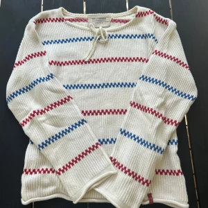 Pippitröja / Käringötröja - Vit stickad ”Pippitröja” från Holebrook med ränder i rött och blått❤️💙Finns lite små fläckar, som säkert går bort med lite tvättmedel
