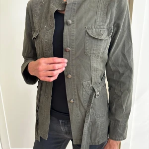 Grön jeansjacka - Snygg militärgrön jeans jacka från Desigual med broderade detaljer och coola knappar. Jackan har flera fickor med bälte i midja. Super snygg jacka som passar allt, säljer då den inte passade för mina långa armar. Jackan passar dig med storlek S-M och är perfekt för dig som är 175 eller kortare 👯‍♀️💚Storleken varierar då den är vintage