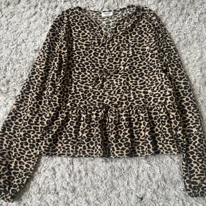 Leopard blus - Använt fåtal gånger, använder inte längre det är därför jag säljer den. Storlek 158-164 men passar mig som använder xs!💗köpte för ca 250kr!