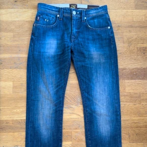 Tramarossa Sartorio jeans - Inköpta av farsan för ca 4-5 år sedan. Oanvända och nyskick pga stil & storlek! Bara testats hemma!        Stl 29/32 