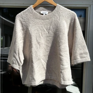 Beige stickad tröja & Other Stories - Supermjuk beige stickad tröja från & Other Stories med och trekvartsärmar. Den stickade t-shirten är gjord i alpacka blandning, super mjuk! Tröjan är i storlek S och har kvar passformen sen jag köpte den 🧡🩷