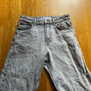 Grå jeans från Bershka - Säljer ett par grå jeans från Bershka i storlek 36. Använda i över ett år, men har inga skador. Straight passform.