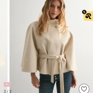 Kappa - En helt ny beige kappa från nelly. Jag säljer pågrund av att jag köpte fel färg. Säljer den för 350 här så någon annan kanske kan köpa den för billigare! 