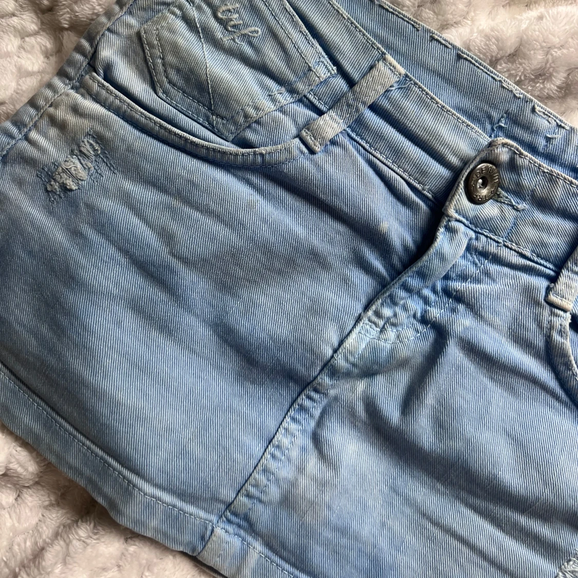 Lågmidjad Ljusblå jeanskjol med slitningar - 1