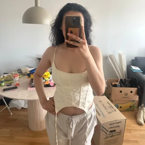 Beige korsett  - - använd ett fåtal gånger  - har dragkedja baktill 