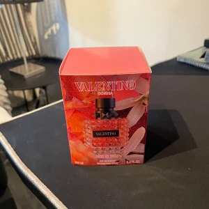 Valentino Donna Born In Roma parfym 100ml - Helt ny Valentino Donna Born In Roma 100 ml, säljer den här då jag inte hann lämna tillbaks den