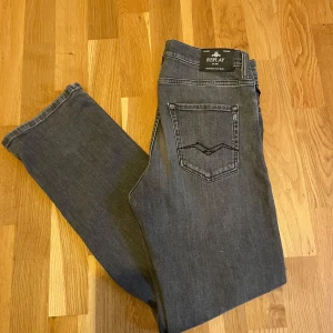 Grå Replay thad jeans  - Säljer ett par grå jeans från Replay, modell THAD. Jeansen är i storlek 166cm vilket jag skulle säga passar dig mellan 165-175 cm ungefär. Skriv gärna vid frågor🤗