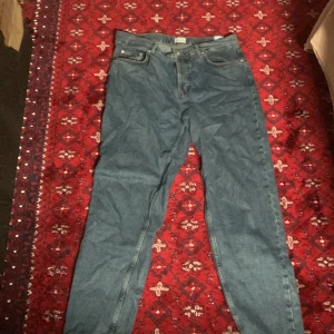 Blå jeans från The Denim Journey - Klassiska blå jeans från The Denim Journey by ISBJÖ med raka ben och femficksdesign. Jeansen har normal passform och är tillverkade i slitstarkt bomullsjeans. Perfekta för dig som gillar en tidlös och enkel look.