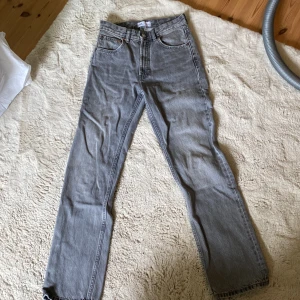 Grå raka jeans från Zara - Säljer ett par grå jeans från Zara i storlek 36. Jeansen har klassisk femficksdesign, raka ben och hög midja. Materialet är robust denim i bomull och färgen är snyggt tvättad grå. Perfekta till sneakers eller boots. Är försmå för mig så därför jag säljer. Jättefina! 💕