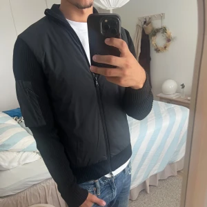 J.Lindeberg stickad cardigan  - As det cardigan i otroligt bra kvalitet, nyskick, otroligt bra pris för den, men kan såklart diskuteras!