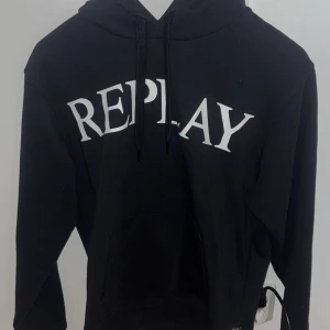 Svart hoodie från Replay med tryck - Använd max 3 gånger för den är för liten för mig. Svart hoodie från Replay med stor vit logga över bröstet. Kan gå ner i pris