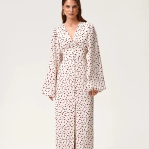 Adoore klänning - Superfin långklänning från Adoore, endast använd ett fåtal gånger, säljer nu då den tar mycket plats i garderoben. Inga defekter elller slitningar alls!💕 Säljer två likadana, en i 38 och en i 40. Skulle säga att  storlekarna är något små, vilket gör att storlek 38 motsvarar storlek 36 osv.  