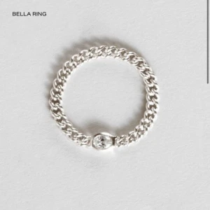 SÖKER!! Bella ring i silver från Safira  - Bella ring från Safira i sterling silver med pansarlänksdesign och en gnistrande oval cubic zirconia-sten framtill. 