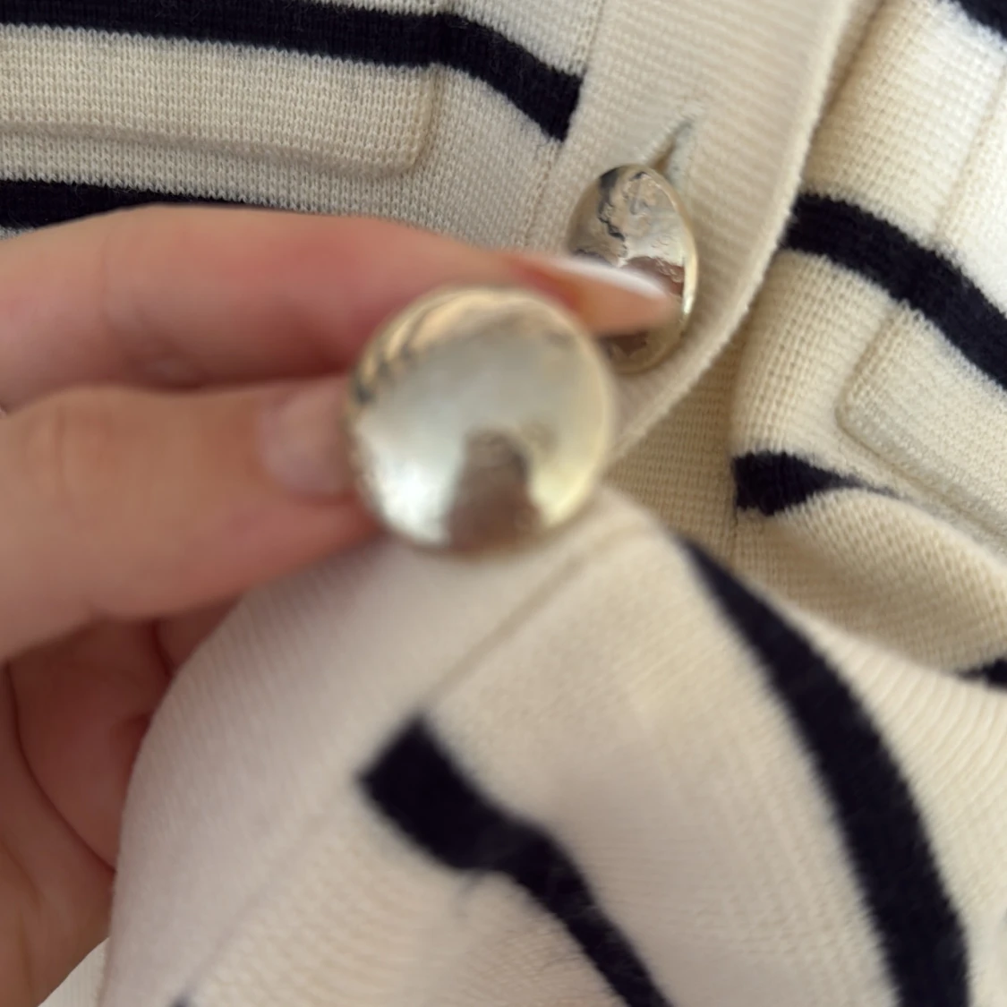 Randig kofta Sézane med silvriga knappar - 2