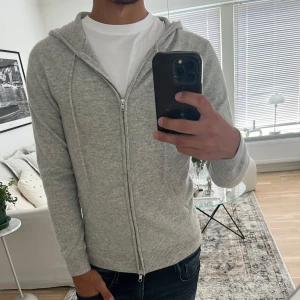 John Henric Kashmir hoodie  - Otroligt fet hoodie från John Henric, välkända av en anledning, otroligt bra skick, ni hittar inte bättre! Priset kan diskuteras 