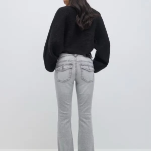 Y2k low bootcut jeans  - Snygga grå jeans med bootcut passform och låg midja. Jeansen har markerade sömmar och coola fickdetaljer med knappar bak. Perfekt för dig som gillar en avslappnad men trendig stil. Materialet är klassisk jeans och färgen är ljusgrå med lite tvättad look. Knappt använda💕säljs då de inte kommer till användning
