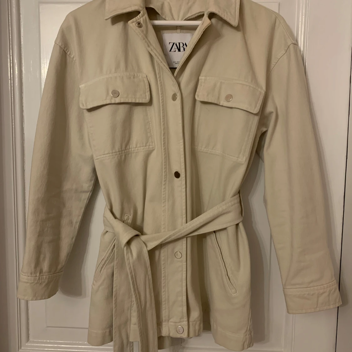 Beige kappa i jeanstyg från Zara 