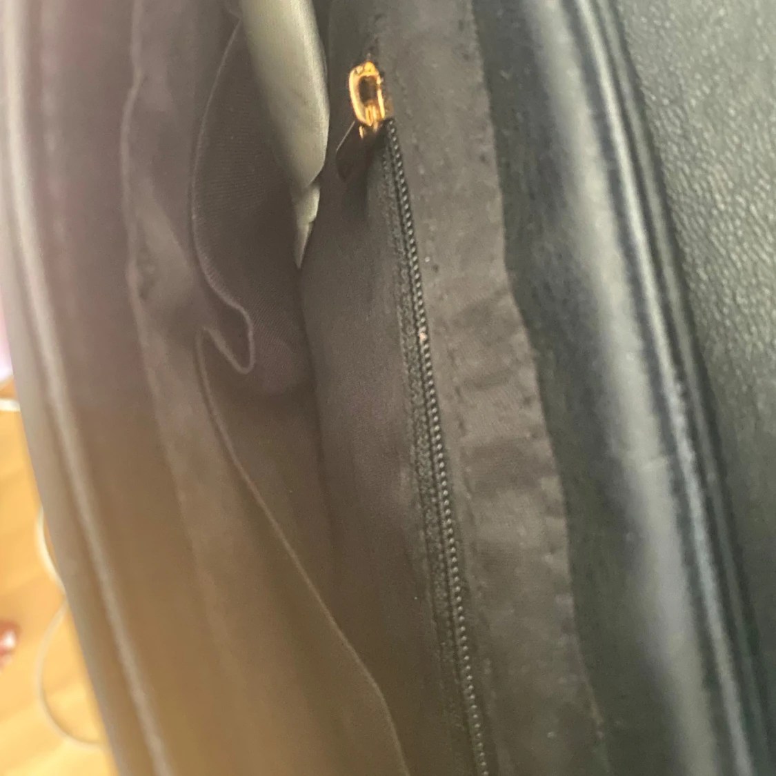 Svart axelväska med gulddetaljer - 2