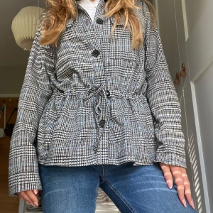 Unik kappa - Säljer min jätte snygga kappa som är perfekt till hösten. Ger den perfekta lilla unika touchen. Den är i storlek 40 men liten i storleken och skulle passa någon i xs-m. Kom med prisförslag 🧡
