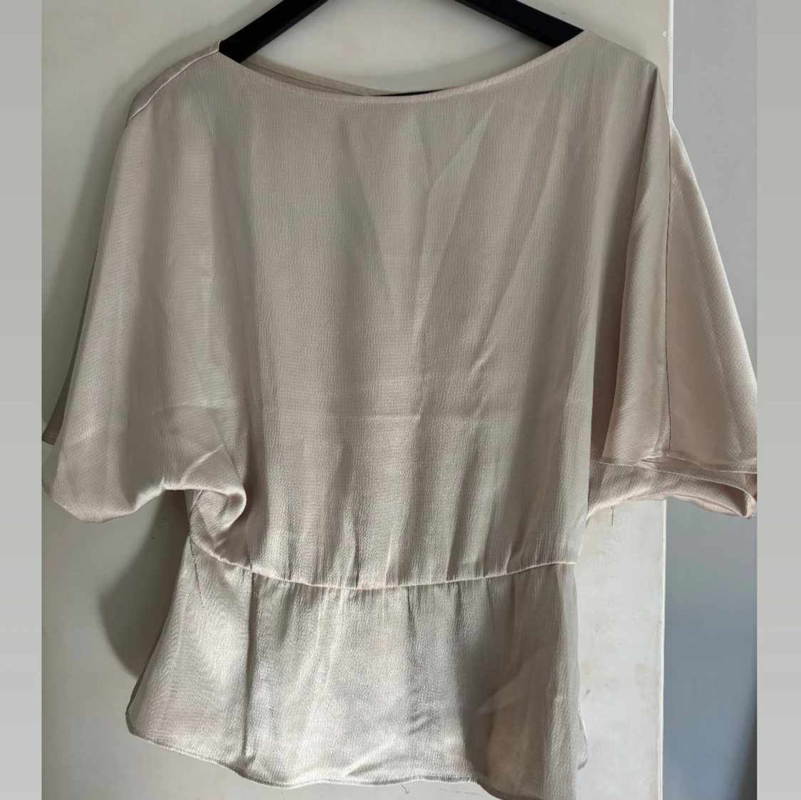 Ljusbeige blus med vida ärmar - 1