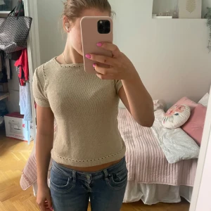 Beige stickad topp med hålmönster - Säljer en ljusbeige stickad topp med korta ärmar och rund hals. Toppen har fina håldetaljer längs kanterna och är lätt croppad i modellen💗Står ingen storlek eller märke men uppskattar den att vara Xs/S. Pris går alltid att disskutera!