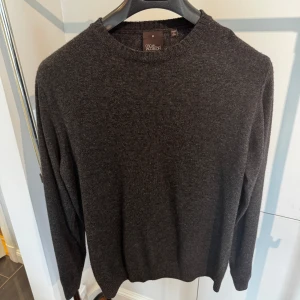 Mörkgrå ulltröja Oscar Jacobson - Snygg mörkgrå tröja från Oscar Jacobson i mjuk ull, strl. M.