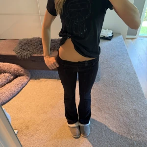 Lågmidjade byxor - Säljer ett par svarta lågmidjade byxor eftersom de inte kommer till användning. Byxorna är i fantastiskt skick då de knappt är använda. De är köpta på Gina Young och passar dig som har XS eller S💕