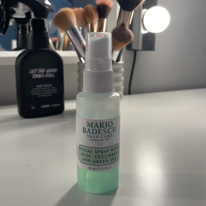 Mario Badescu Face Mist Aloe & Cucumber - Fräsch ansiktsspray från Mario Badescu med aloe, gurka och grönt te. Den är använd men det finns kvar i🤍
