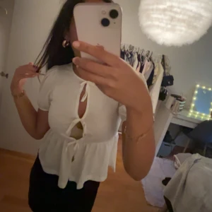 Vit blus med knyt och peplum - Supersöt vit topp från ginatricot i storlek xs aldrig använd prislappen e kvar❤️